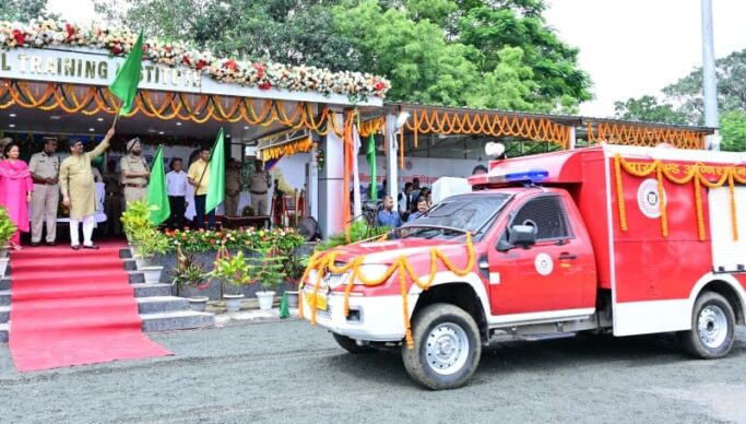 मुख्यमंत्री हेमंत सोरेन ने 58 आधुनिक फायर वाहनों को दिखाई हरी झंडी