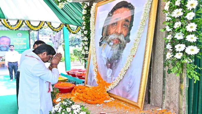 शिबू सोरेन की प्रथम पुण्यतिथि पर मुख्यमंत्री हेमन्त सोरेन ने दी श्रद्धांजलि