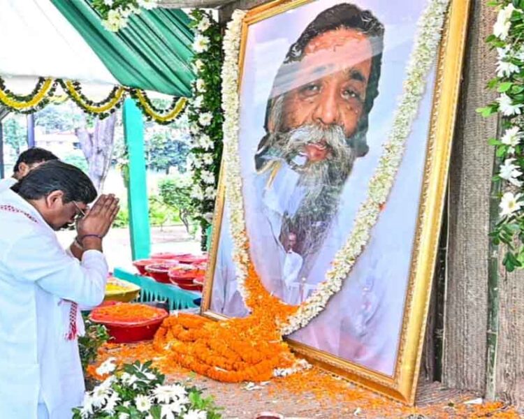 शिबू सोरेन की प्रथम पुण्यतिथि पर मुख्यमंत्री हेमन्त सोरेन ने दी श्रद्धांजलि