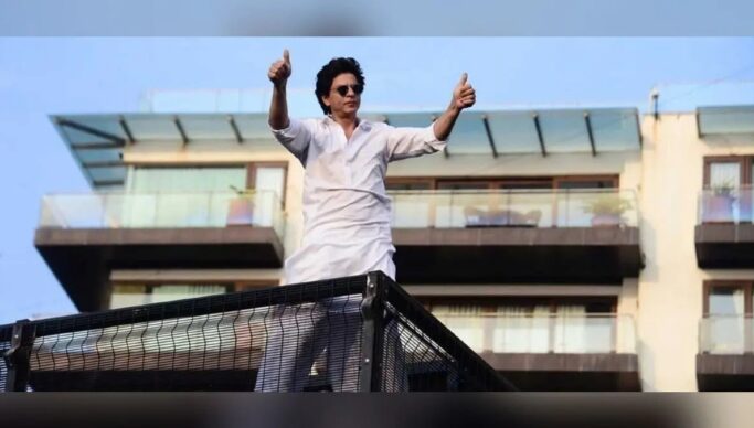 शाहरुख खान के ‘मन्नत’ में घुसा सांपों का जोड़ा
