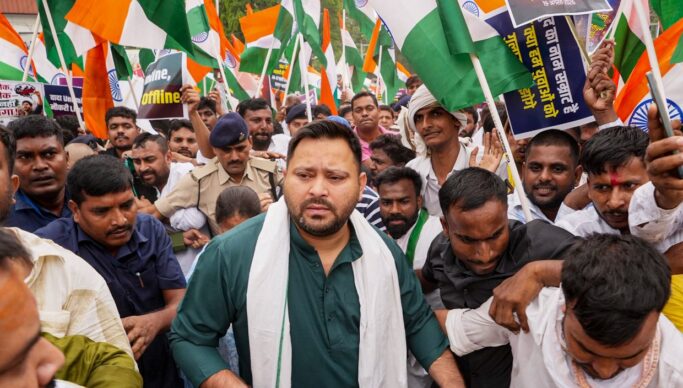 Patna RJD March: पटना में RJD का मार्च रोका, तेजस्वी यादव हिरासत में