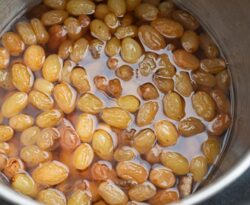 Soaked Raisins Benefits: सुबह खाली पेट भीगी किशमिश खाने के फायदे
