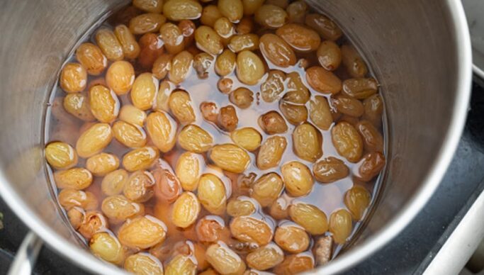 Soaked Raisins Benefits: सुबह खाली पेट भीगी किशमिश खाने के फायदे