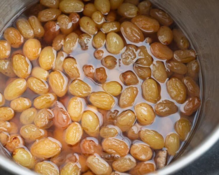 Soaked Raisins Benefits: सुबह खाली पेट भीगी किशमिश खाने के फायदे