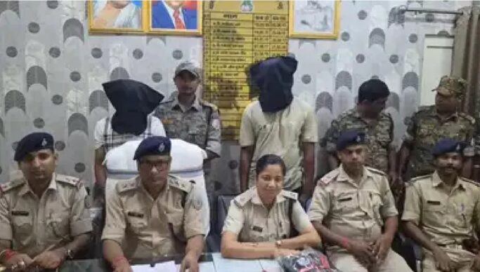 Dhanbad Petrol Pump Loot: बलियापुर में पेट्रोल पंप लूटकांड का खुलासा, दो आरोपी गिरफ्तार