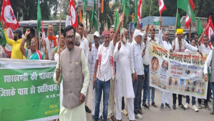 Ranchi News: झारखंड बंद के दौरान सड़क पर उतरे आंदोलनकारी, प्रशासन से बातचीत के बाद हटा जाम