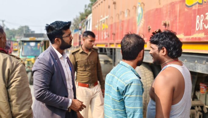 हजारीबाग में सड़क पर पार्किंग करने वालों पर सख्ती, 20 से अधिक वाहनों पर कार्रवाई