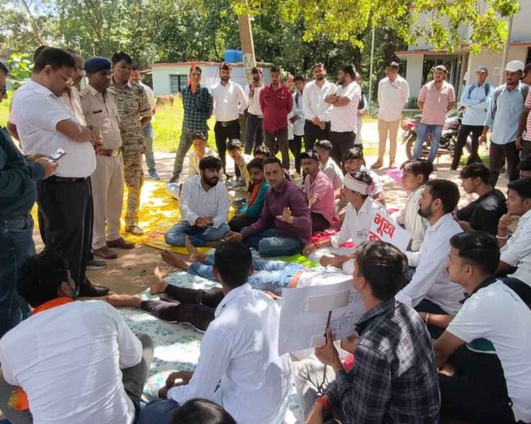 Giridih College Protest: 7 दिन से ABVP की भूख हड़ताल, कुलपति से वार्ता विफल; प्राचार्य हटाने की मांग पर अड़े छात्र