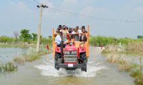 बिहार बाढ़ का जायजा लेने ट्रैक्टर पर निकले शिवराज सिंह चौहान और CM