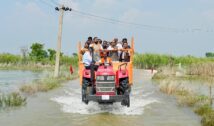 बिहार बाढ़ का जायजा लेने ट्रैक्टर पर निकले शिवराज सिंह चौहान और CM
