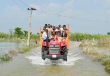 बिहार बाढ़ का जायजा लेने ट्रैक्टर पर निकले शिवराज सिंह चौहान और CM