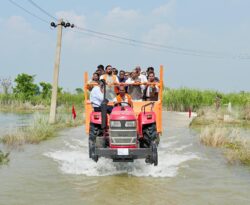 बिहार बाढ़ का जायजा लेने ट्रैक्टर पर निकले शिवराज सिंह चौहान और CM