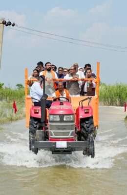 बिहार बाढ़ का जायजा लेने ट्रैक्टर पर निकले शिवराज सिंह चौहान और CM