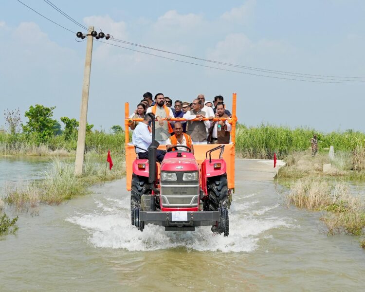 बिहार बाढ़ का जायजा लेने ट्रैक्टर पर निकले शिवराज सिंह चौहान और CM