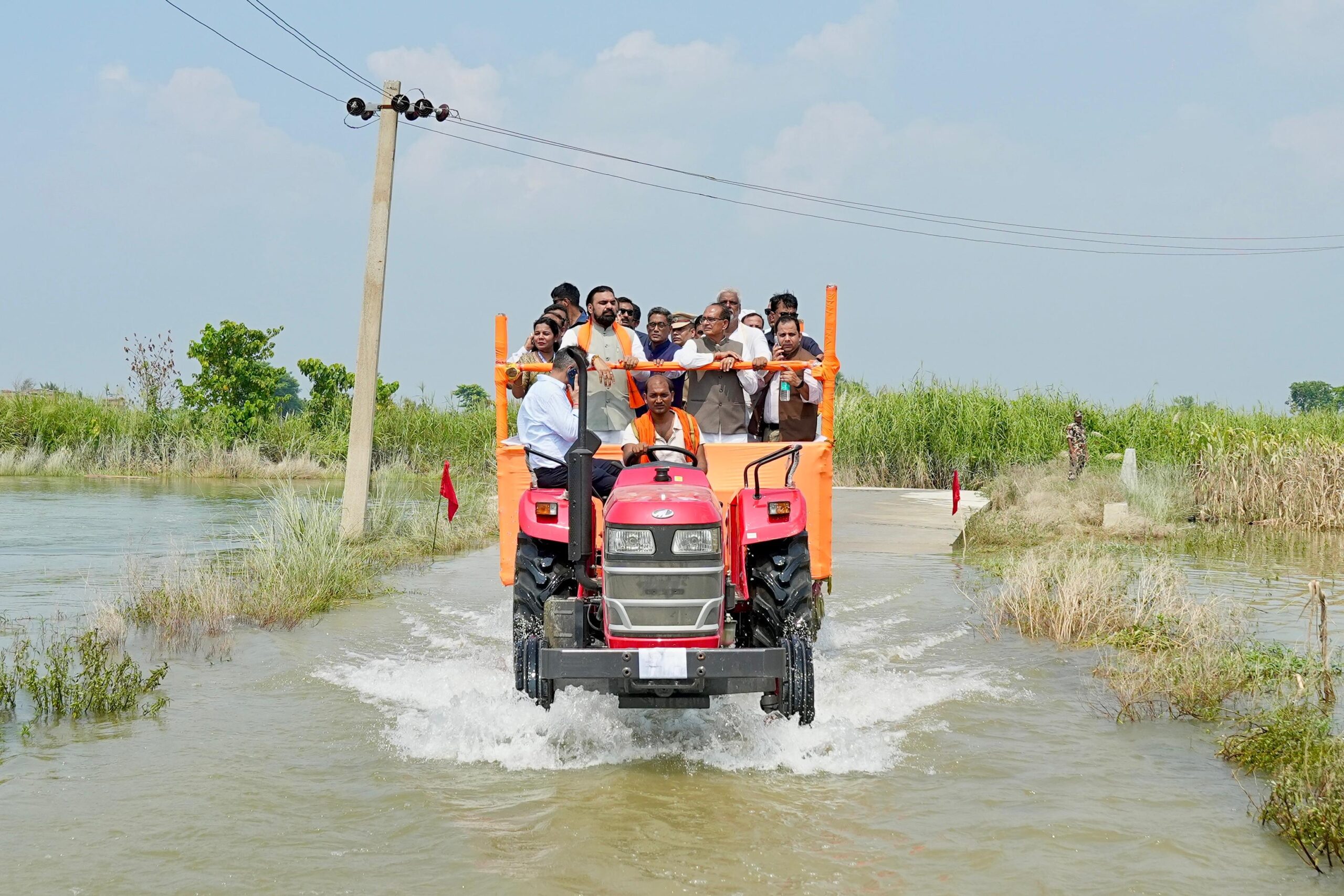 बिहार बाढ़ का जायजा लेने ट्रैक्टर पर निकले शिवराज सिंह चौहान और CM