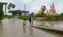 बाढ़ के पानी से घिरा अर्धनारीश्वर मंदिर, श्रद्धालुओं के प्रवेश पर रोक