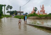 बाढ़ के पानी से घिरा अर्धनारीश्वर मंदिर, श्रद्धालुओं के प्रवेश पर रोक