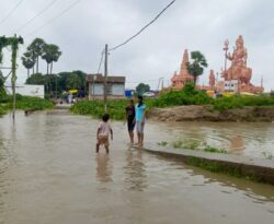 बाढ़ के पानी से घिरा अर्धनारीश्वर मंदिर, श्रद्धालुओं के प्रवेश पर रोक