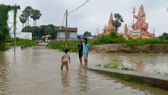 बाढ़ के पानी से घिरा अर्धनारीश्वर मंदिर, श्रद्धालुओं के प्रवेश पर रोक