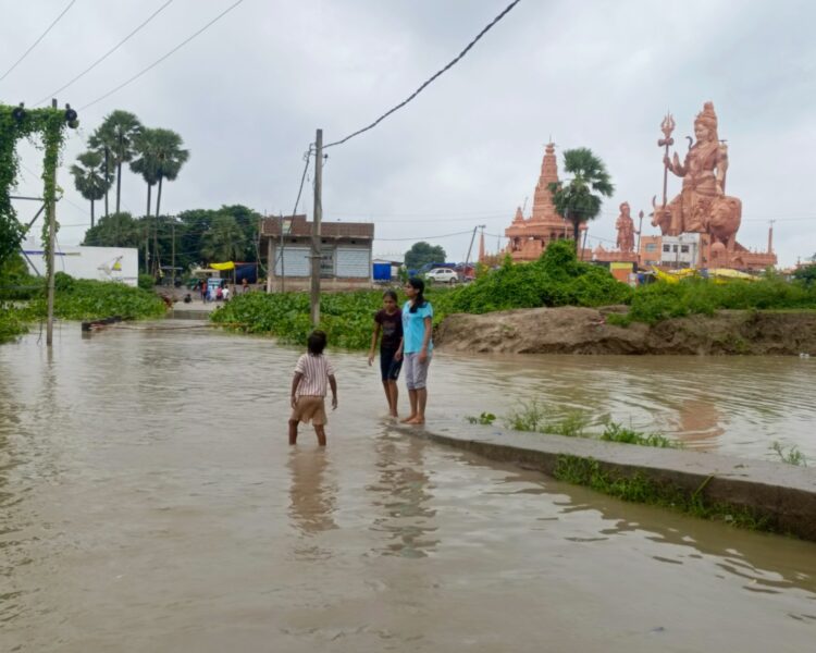 बाढ़ के पानी से घिरा अर्धनारीश्वर मंदिर, श्रद्धालुओं के प्रवेश पर रोक
