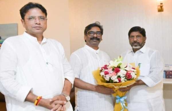 हेमंत सोरेन से मिलने हैदराबाद पहुंचे तेलंगाना के डिप्टी CM