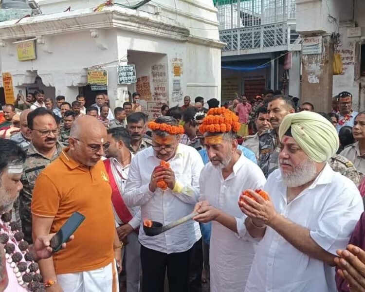 सुप्रीम कोर्ट के न्यायाधीश चंद्रशेखर कुमार ने बाबा बैद्यनाथ मंदिर में की पूजा