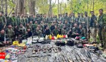 Naxal Surrender: हथियार छोड़ने के बाद भी गांव वापसी की राह मुश्किल
