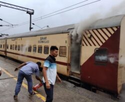 Koderma Train Fire: कोडरमा स्टेशन पर पैसेंजर ट्रेन की आखिरी बोगी में लगी आग, समय रहते पाया गया काबू