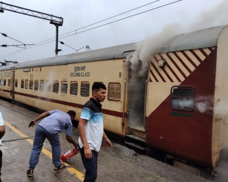 Koderma Train Fire: कोडरमा स्टेशन पर पैसेंजर ट्रेन की आखिरी बोगी में लगी आग, समय रहते पाया गया काबू