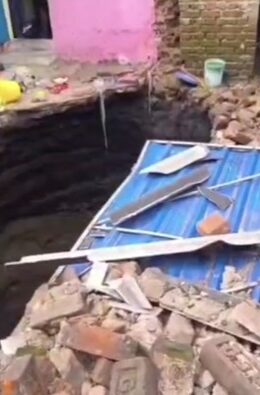 लोयाबाद सात नंबर में भू-धंसान से घर जमींदोज