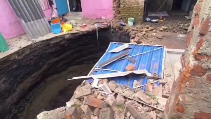 लोयाबाद सात नंबर में भू-धंसान से घर जमींदोज