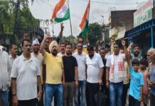 कतरास में भू-धंसान के खिलाफ सड़क पर उतरे लोग, दुकानदारों ने बंद रखीं दुकानें
