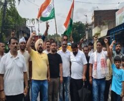 कतरास में भू-धंसान के खिलाफ सड़क पर उतरे लोग, दुकानदारों ने बंद रखीं दुकानें