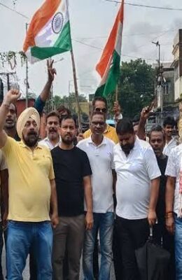 कतरास में भू-धंसान के खिलाफ सड़क पर उतरे लोग, दुकानदारों ने बंद रखीं दुकानें