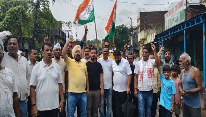 कतरास में भू-धंसान के खिलाफ सड़क पर उतरे लोग, दुकानदारों ने बंद रखीं दुकानें