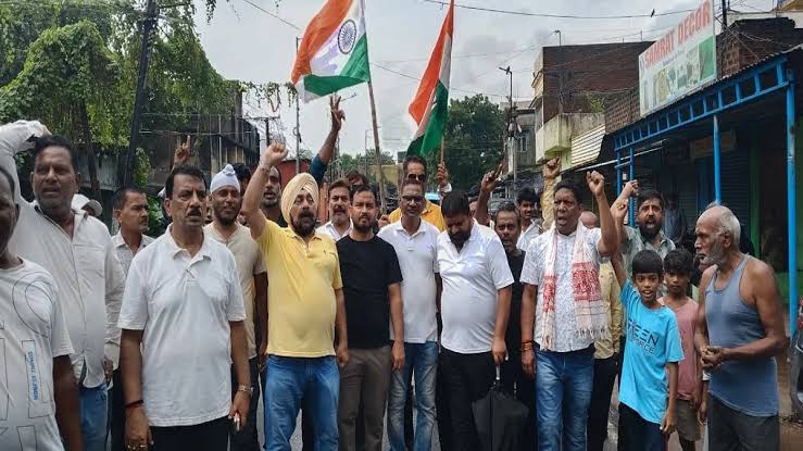 कतरास में भू-धंसान के खिलाफ सड़क पर उतरे लोग, दुकानदारों ने बंद रखीं दुकानें