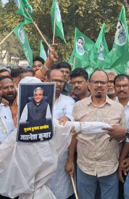 JMM Protest: ज्ञानेश कुमार की बर्खास्तगी की मांग को लेकर JMM का प्रदर्शन, रांची में लोक भवन घेराव की तैयारी