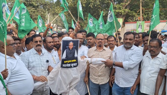 JMM Protest: ज्ञानेश कुमार की बर्खास्तगी की मांग को लेकर JMM का प्रदर्शन, रांची में लोक भवन घेराव की तैयारी