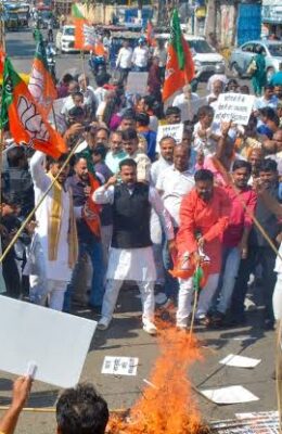 खरगे के बयान पर बिहार में बवाल, भाजपा ने निकाला मार्च और जलाया राहुल गांधी का पोस्टर