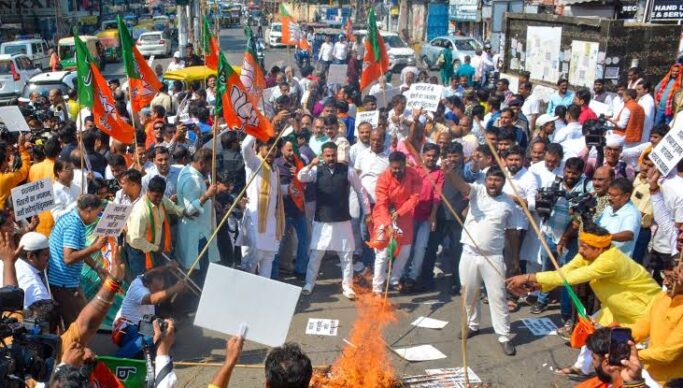 खरगे के बयान पर बिहार में बवाल, भाजपा ने निकाला मार्च और जलाया राहुल गांधी का पोस्टर