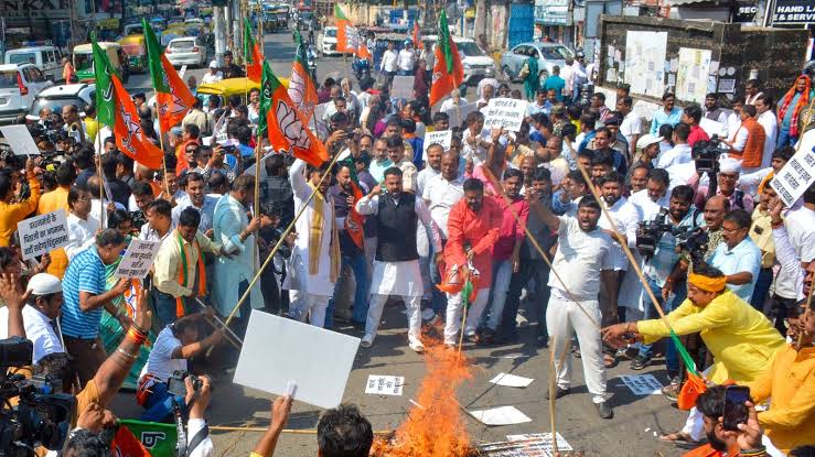 खरगे के बयान पर बिहार में बवाल, भाजपा ने निकाला मार्च और जलाया राहुल गांधी का पोस्टर