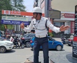 रांची में सड़क दुर्घटनाएं रोकने की पहल, मुफ्त हेलमेट बांटकर लोगों को दिलाई गई शपथ
