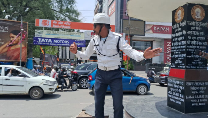 रांची में सड़क दुर्घटनाएं रोकने की पहल, मुफ्त हेलमेट बांटकर लोगों को दिलाई गई शपथ