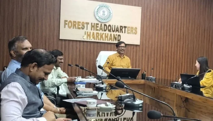 झारखंड के 20 वन प्रमंडलों में चलेगी नई पहल, जंगल बचाने के साथ रोजगार पर जोर