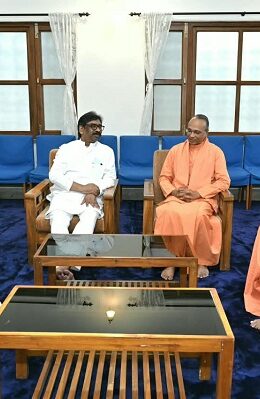 मुख्यमंत्री हेमन्त सोरेन पहुंचे योगदा सत्संग आश्रम, स्वामीजी से की मुलाकात