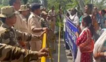 बस्तियां उजाड़ने के विरोध में सड़कों पर उतरे सैकड़ों लोग