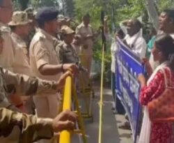 बस्तियां उजाड़ने के विरोध में सड़कों पर उतरे सैकड़ों लोग