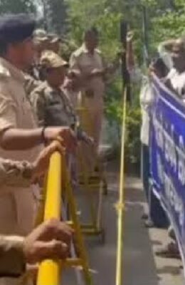 बस्तियां उजाड़ने के विरोध में सड़कों पर उतरे सैकड़ों लोग