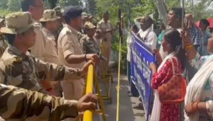 बस्तियां उजाड़ने के विरोध में सड़कों पर उतरे सैकड़ों लोग
