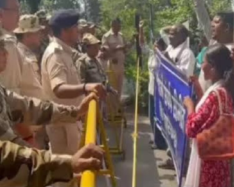 बस्तियां उजाड़ने के विरोध में सड़कों पर उतरे सैकड़ों लोग